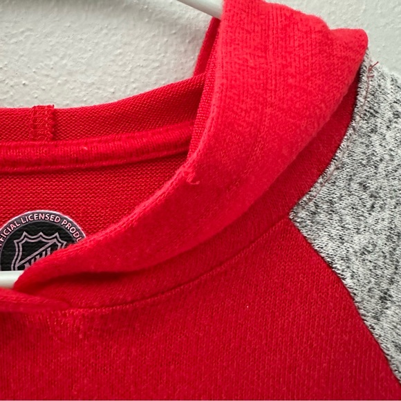 NHL (L 10/12) Red and Gray Chicago Blackhawks Long Sleeve Hooded Sweater - Picture 6 of 6